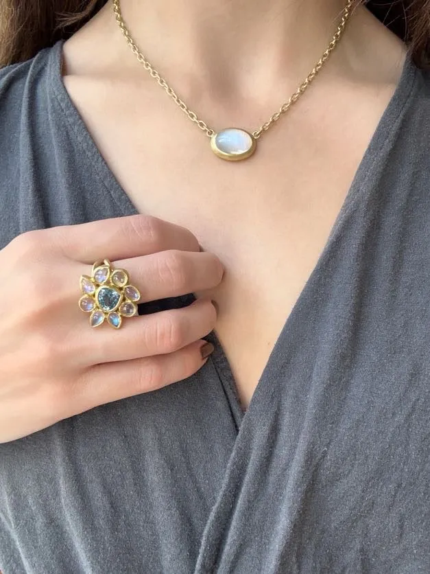 18 Karat Gold Oval Ceylon Moonstone Necklace - 18.07 carats