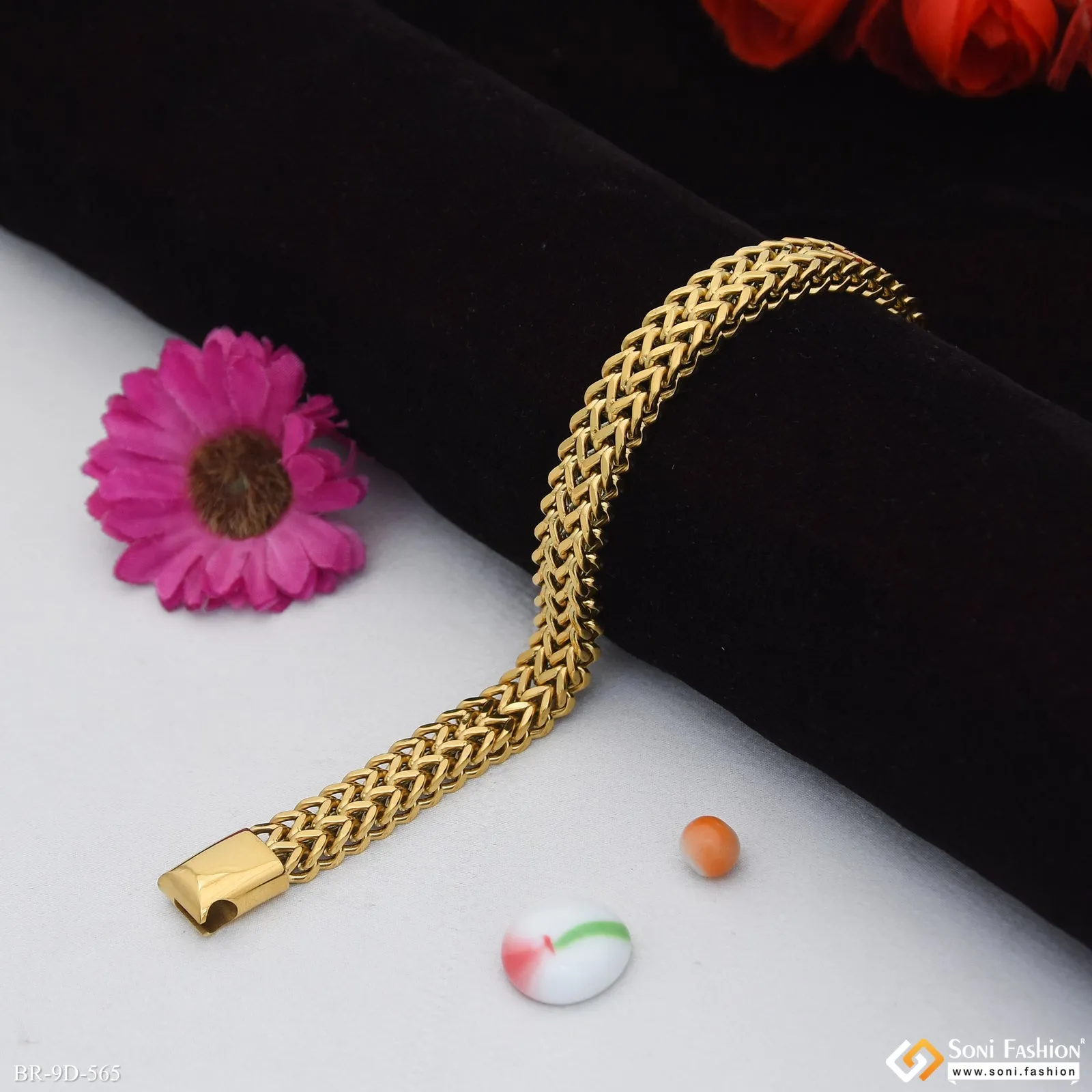 Best Quality Golden Color Stainless Steel Bracelet for Men - Style D565
