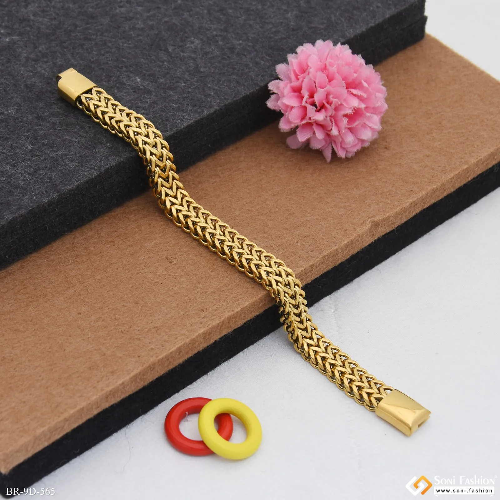 Best Quality Golden Color Stainless Steel Bracelet for Men - Style D565