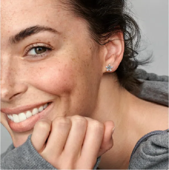 Sparkling Daisy Stud Earrings