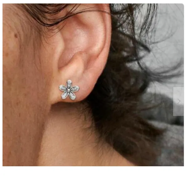 Sparkling Daisy Stud Earrings